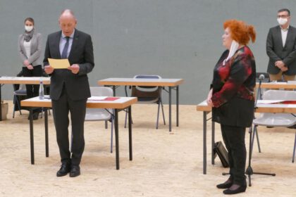 Irmgard Bobrzik (DKP, re.) bei der Vereidigung von Bernd Tischler (SPD, li.). Foto: Unsere Zeit