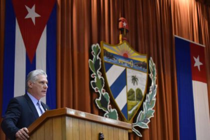 Präsident Díaz-Canel prangerte an, die US-Regierung bestehe darauf, uns zu töten, während wir darauf bestünden zu leben und zu siegen. „Cuba Viva hat seine eigenen Möglichkeiten überschritten." Foto: Estudios Revolución