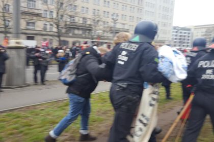 Polizei gegen Demonstranten in Berlin. Foto: Guillermo Zaidan