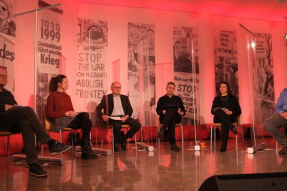 Die Podiumsdiskussion der #RLK22 (v.l.n.r.): Martin Singe (Pax Christi), Andrea Hornung (Bundesvorsitzende der SDAJ), Horst Schmitthenner (ehemaliges Vorstandsmitglied der IG Metall), jW-Chefredakteur Stefan Huth, Schauspielerin Esther Zimmering und Sören Pellmann (MdB Die Linke). Foto: nik/junge Welt