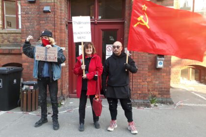 Protest gegen Abriss des Thälmann-Denkmals am 23.03.2022 vor der BVV Berlin-Pankow. Foto: DKP Berlin