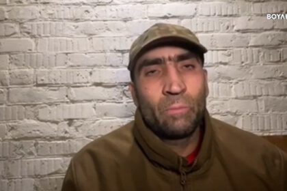 Ausschnitt aus dem Auftritt eines Asow-Mitglieds vor dem griechischen Parlament. Screenshot: YouTube / Hellenic Parliament TV / RTDE