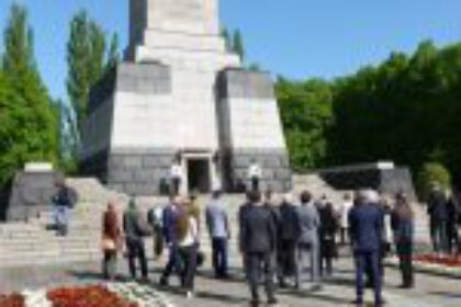 Kranzniederlegung am sowjetischen Ehrenmal Schönholzer Heide. Foto: Russische Botschaft