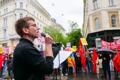 Der Grazer Stadtrat Robert Krotzer beim Maiaufmarsch der KPÖ Steiermark. (Foto: Julia Prassl)