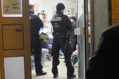 Polizeiaktion gegen das Hans-Beimler-Zentrum in Augsburg. Foto: privat