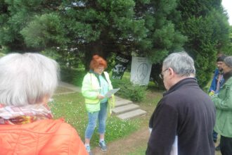 Veranstaltung des Friedensrats Markgräflerland an den Gräbern der Zwangsarbeiterkinder auf dem Alten Friedhof in Müllheim am Tag der Befreiung von Faschismus und Krieg am 8. Mai 2025