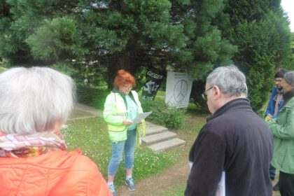 Veranstaltung des Friedensrats Markgräflerland an den Gräbern der Zwangsarbeiterkinder auf dem Alten Friedhof in Müllheim am Tag der Befreiung von Faschismus und Krieg am 8. Mai 2025