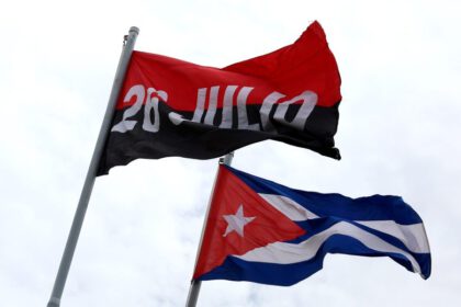 Bandera Cubana y del Movimiento 26 de Julio, en la ciudad de Santiago de Cuba. Foto: Marcelino Vázquez Hernández/ Cubadebate