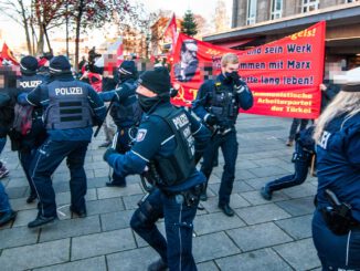 Polizei gegen Gedenkdemonstration. Foto: Friedrich Engels / Facebook