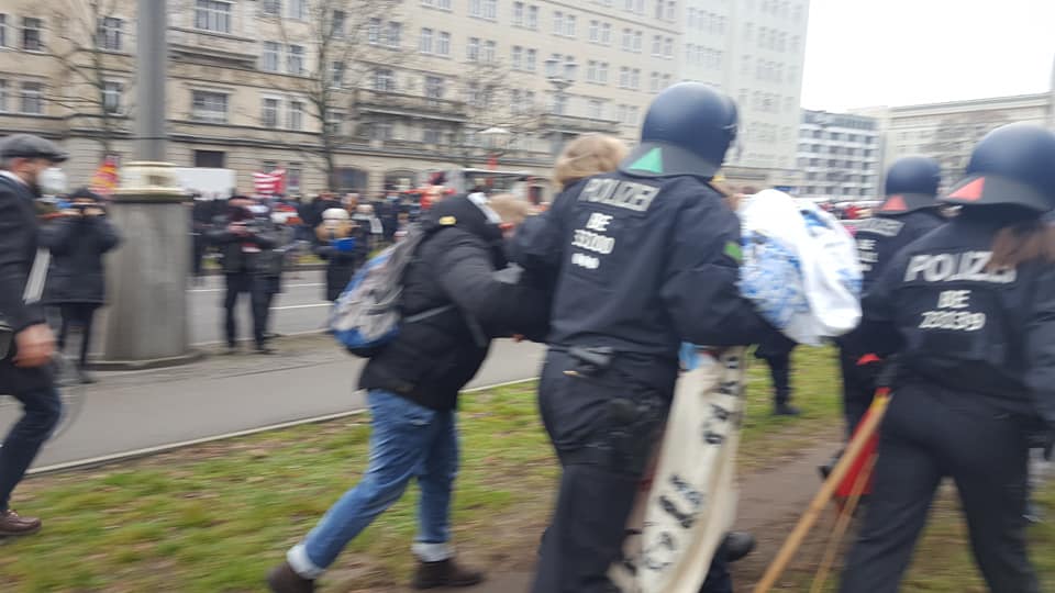 Polizei gegen Demonstranten in Berlin. Foto: Guillermo Zaidan