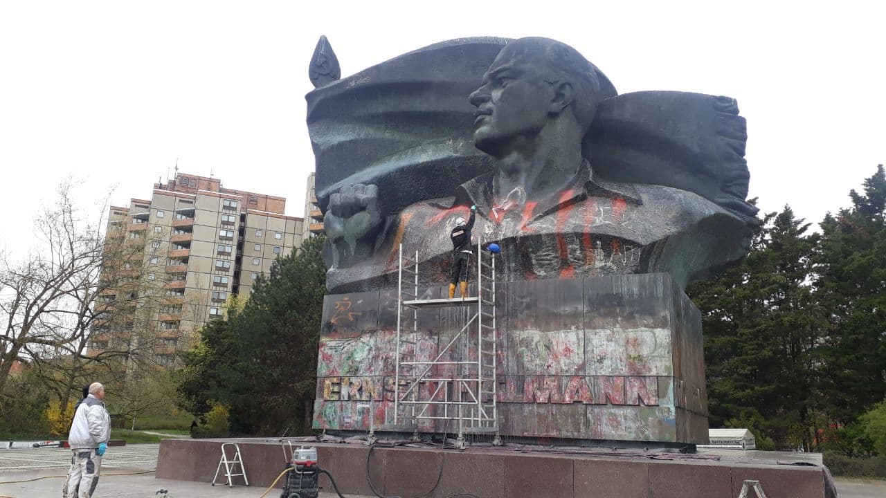 Arbeiter reinigen das Thälmann-Denkmal. Foto: DKP Berlin