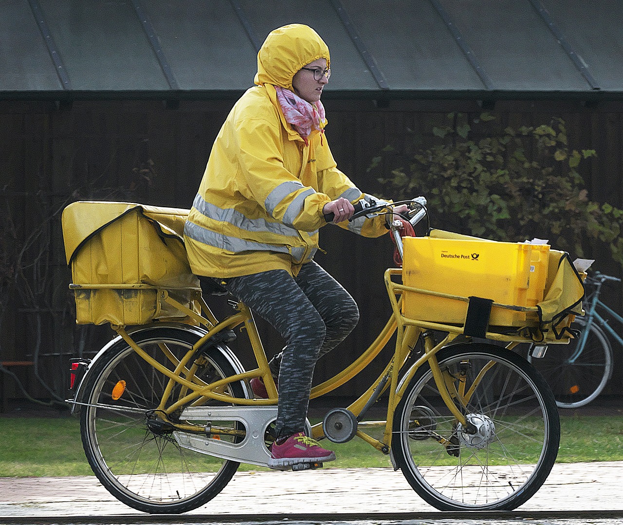 Postbotin auf dem Fahrrad. Foto: Wolfgang Eckert / Pixabay