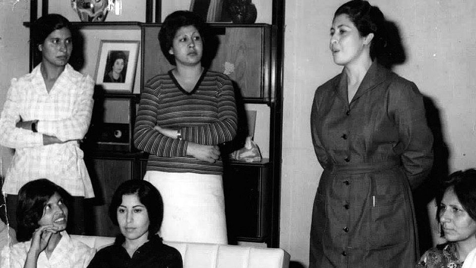 Anahita Ratebzad, rechts stehend, mit Genossinnen. Foto: Familie Ratebzad via Twitter / People's World
