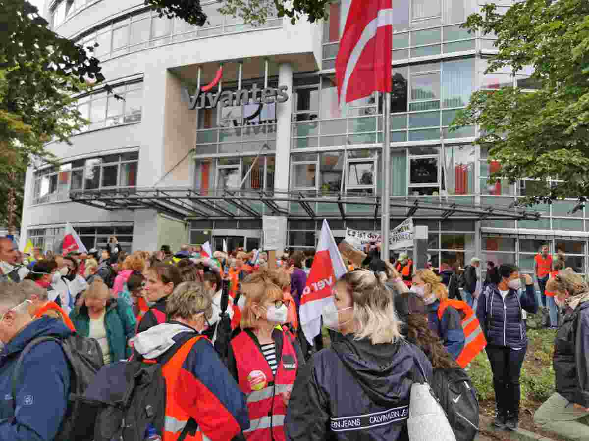 Im Warnstreik: Berliner Pflegekräfte in der vergangenen Woche vor der Vivantes-Zentrale (Foto: privat)
