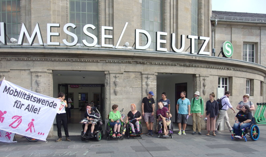 Protest vor dem Bahnhof Köln Messe/Deutz. Foto: Aktionsgruppe Rollfender Widerstand