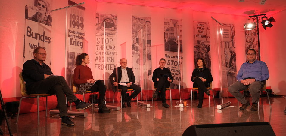 Die Podiumsdiskussion der #RLK22 (v.l.n.r.): Martin Singe (Pax Christi), Andrea Hornung (Bundesvorsitzende der SDAJ), Horst Schmitthenner (ehemaliges Vorstandsmitglied der IG Metall), jW-Chefredakteur Stefan Huth, Schauspielerin Esther Zimmering und Sören Pellmann (MdB Die Linke). Foto: nik/junge Welt