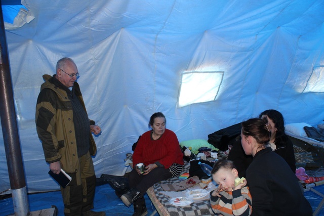 Boris Litwinow im Gespräch mit Geflüchteten in Nowoasowsk. Foto: Wpered.su