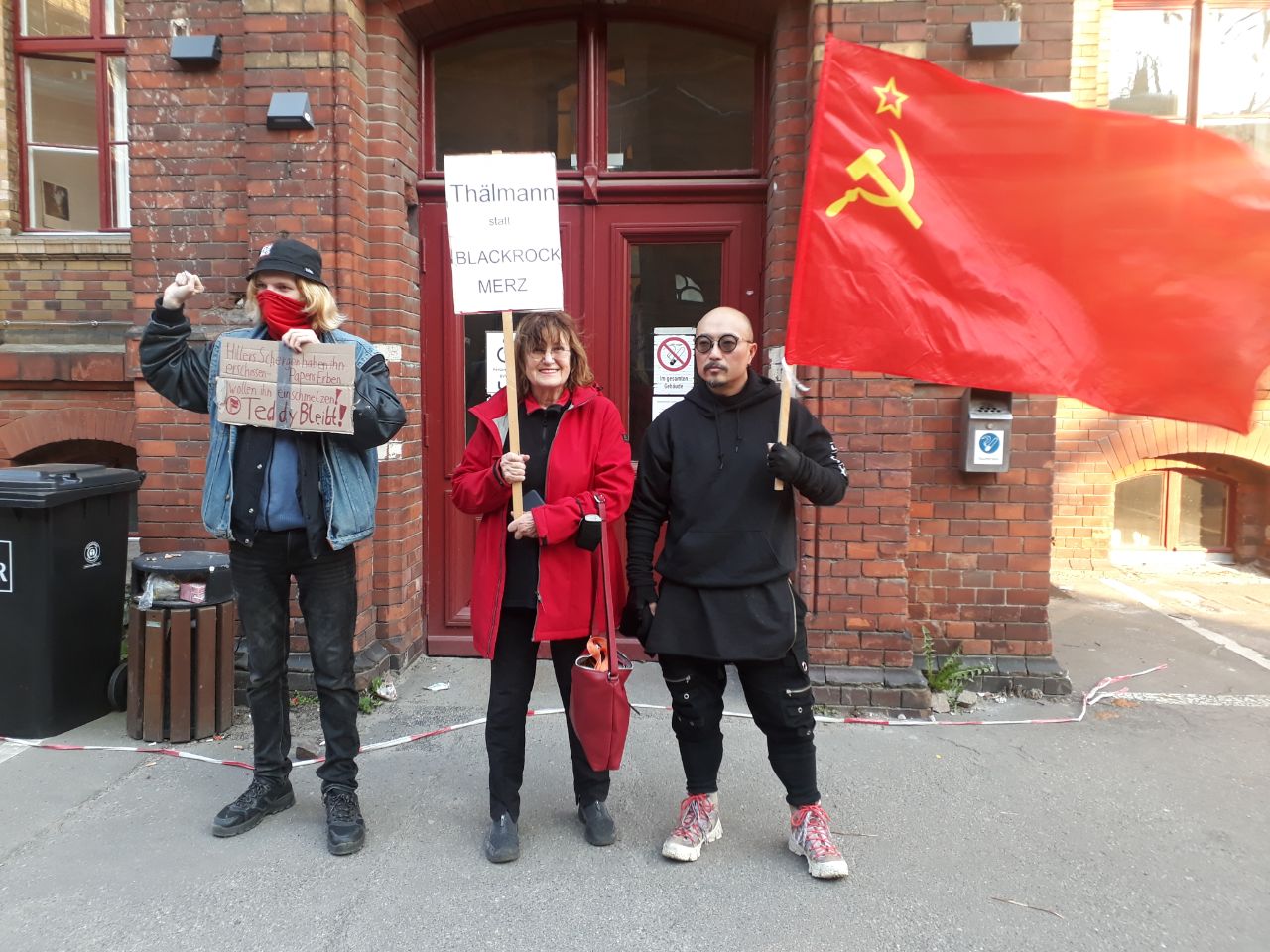 Protest gegen Abriss des Thälmann-Denkmals am 23.03.2022 vor der BVV Berlin-Pankow. Foto: DKP Berlin