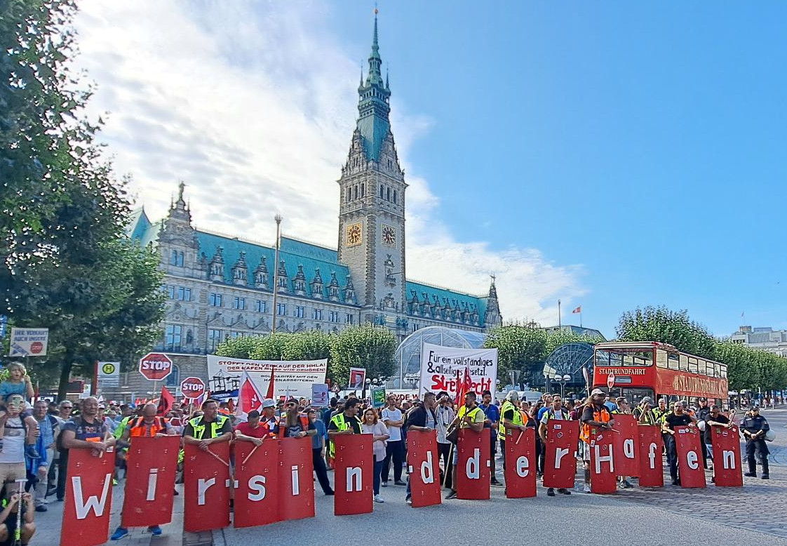 Demonstration gegen den Verkauf der HHLA an die MSC in Hamburg am 31. August 2024. Foto: RedGlobe