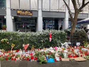 Blumen, Kerzen und Kuscheltiere zum Gedenken an die Opfer am Tatort des Anschlags in München. Foto: RedGlobe