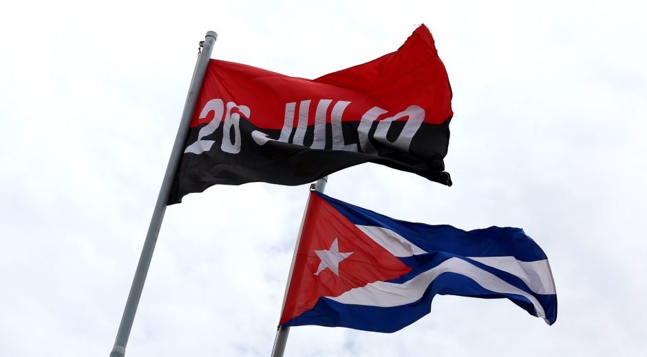 Bandera Cubana y del Movimiento 26 de Julio, en la ciudad de Santiago de Cuba. Foto: Marcelino Vázquez Hernández/ Cubadebate