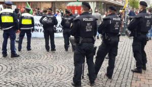 Polizeibeamte blockieren den Beginn der Demonstration zum Tag der Befreiung. Foto: RedGlobe