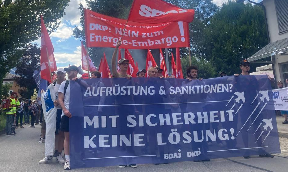 Block von SDAJ und DKP bei der Demo in Garmisch. Foto: RedGlobe
