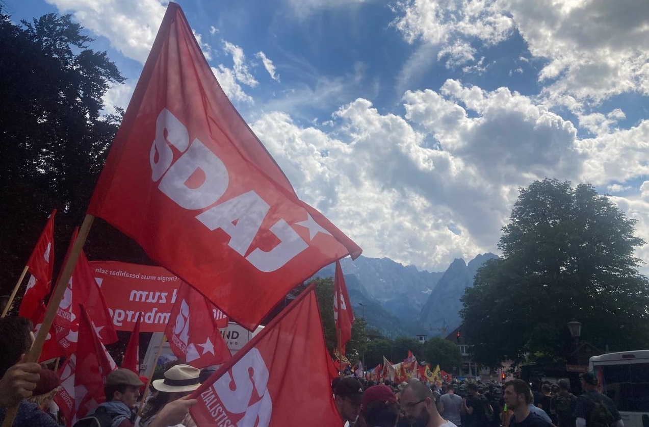 Fahnen der SDAJ bei der Demo in Garmisch-Partenkirchen. Foto: RedGlobe