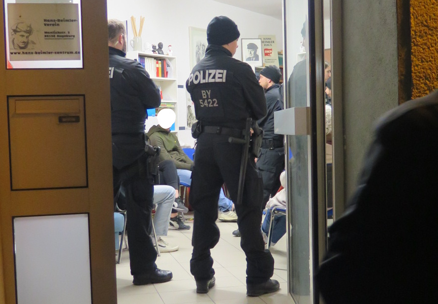 Polizeiaktion gegen das Hans-Beimler-Zentrum in Augsburg. Foto: privat