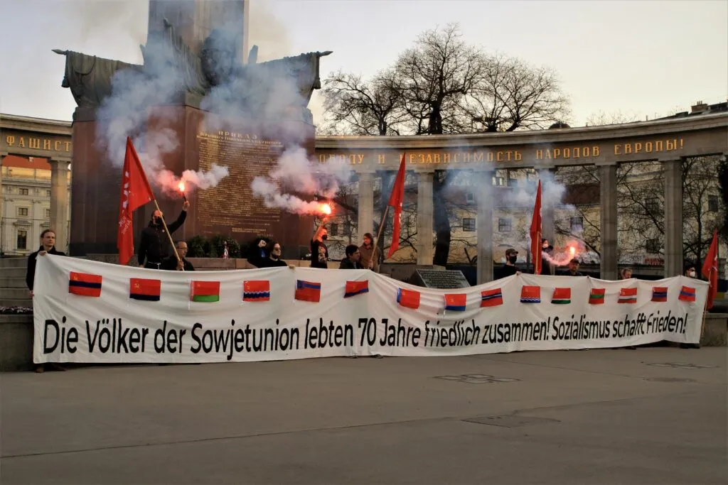 Antikriegsaktion vor dem Sowjetdenkmal am Schwarzenbergplatz in Wien. Foto: PdA