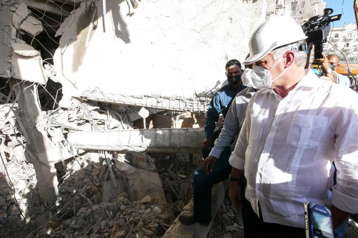 Der Präsident ließ sich von Experten über den baulichen Zustand der beschädigten Gebäude erklären Photo: Estudio Revolución