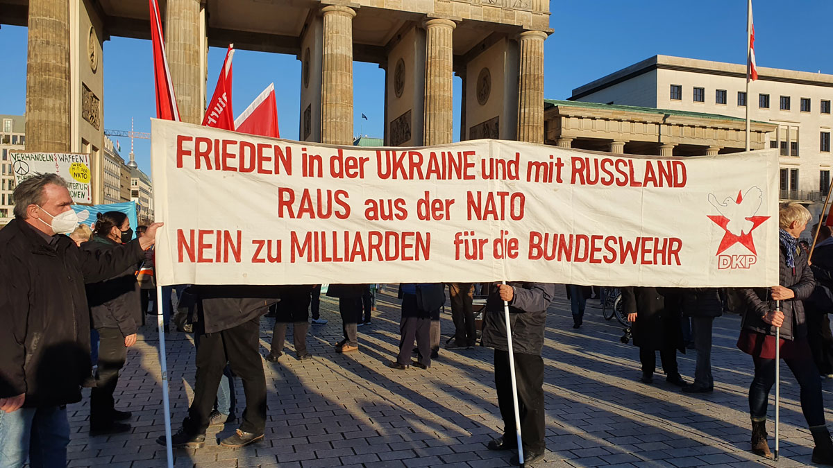 DKP demonstriert vor dem Brandenburger Tor (Foto: DKP Berlin)