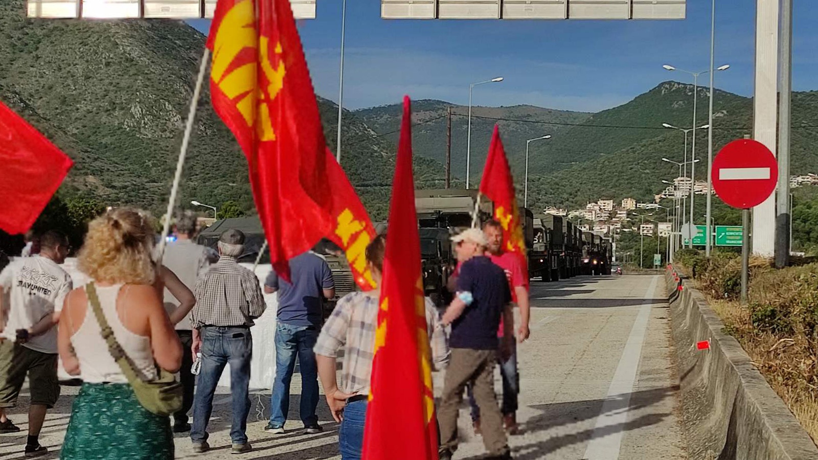 Kommunisten blockieren NATO-Konvoi. Foto: KKE